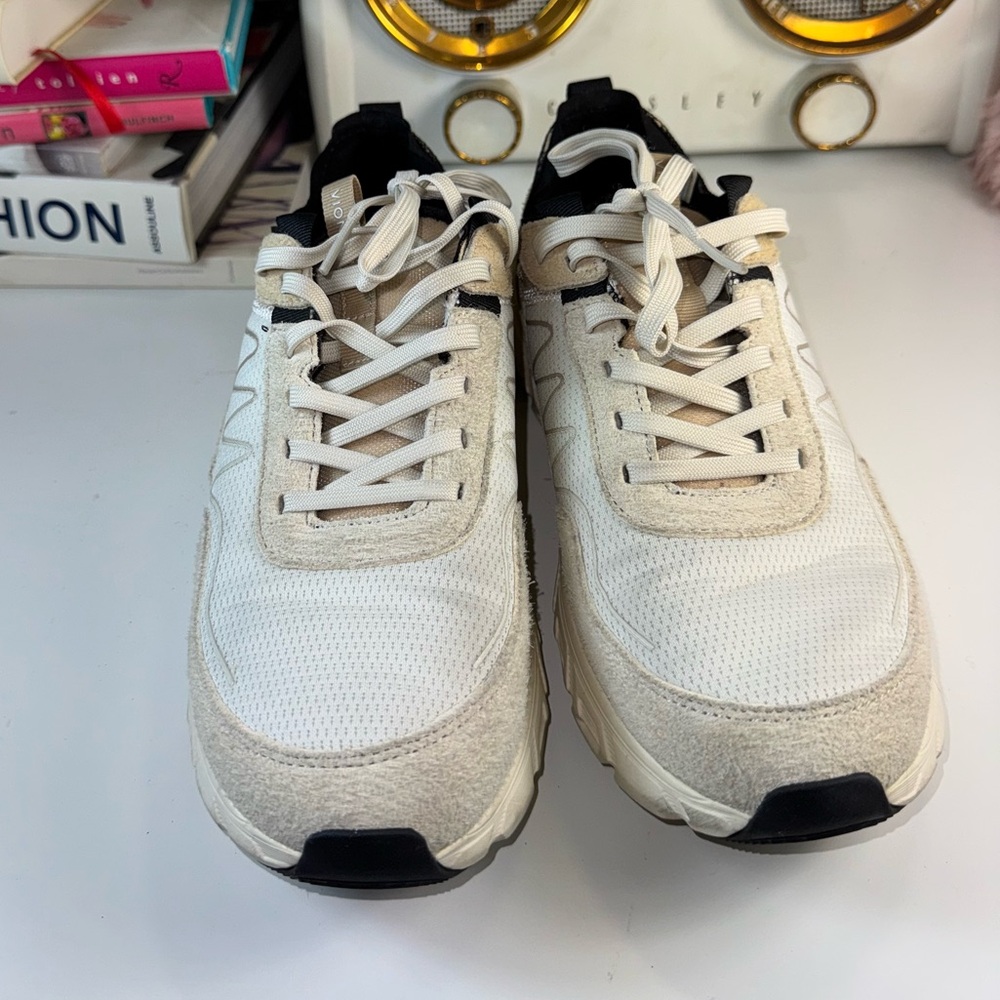 Vionic Size 8 Nimble Cream and Black Sneakers